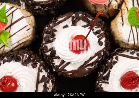 Gâteaux au chocolat, cerises et crème, vue de dessus Banque D'Images
