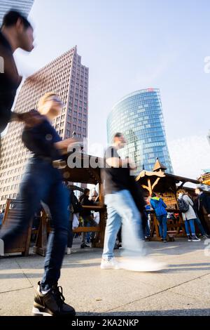 Berlin, Allemagne. 31st octobre 2022. Les visiteurs se bousculadent entre les stands de la nuit de Noël sur la Potsdamer Platz. Credit: Christoph Soeder/dpa/Alay Live News Banque D'Images