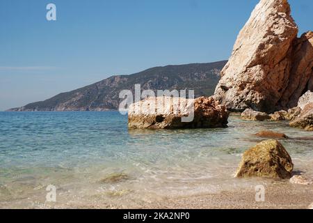 Suluada, une île de la Méditerranée. Île turque avec falaises et eau cristalline, plage de sable Banque D'Images