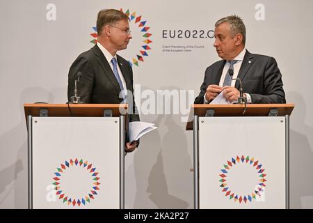 Commission européenne (ce) Vice-président exécutif Valdis Dombrovskis, à gauche, Et le ministre tchèque de l'Industrie et du Commerce Jozef Sikela assiste à une conférence de presse le jour principal de la réunion informelle des ministres du Commerce pour discuter de la politique commerciale de l'UE dans un environnement économique et géopolitique de plus en plus incertain à l'Hôtel Corinthia Towers, Prague, République Tchèque, lundi, 31 octobre, 2022. (CTK photo/vit Simanek) Banque D'Images