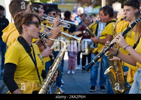 The Seui in Street Band se exécutant en Isilili Banque D'Images