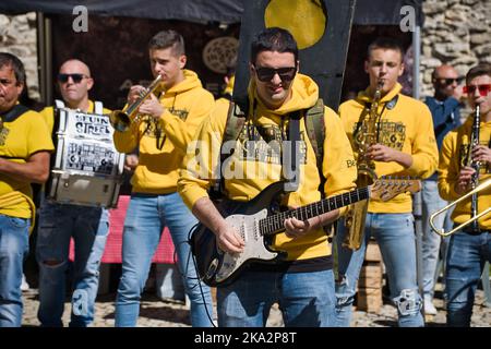 The Seui in Street Band se exécutant en Isilili Banque D'Images