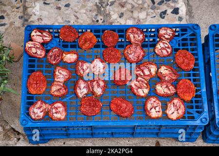 Vue de dessus des tomates séchant au soleil Banque D'Images