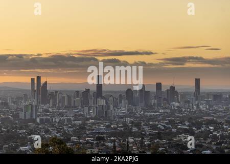Vue aérienne des bâtiments modernes au coucher du soleil à Brisbane, en Australie Banque D'Images