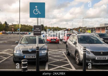 Parking pour véhicules handicapés dans un supermarché Norwich Norfolk Angleterre Royaume-Uni Banque D'Images