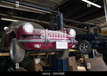 Une voiture de sport Porsche 911 dans un garage de New York Banque D'Images