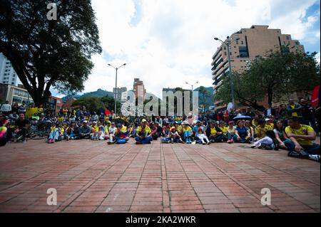 Les fans colombiens se rassemblent et réagissent à travers Bogota, Colombie pour assister à la finale entre la Colombie et l'Espagne pour la coupe du monde des femmes U-17, sur 30 octobre, 2 Banque D'Images