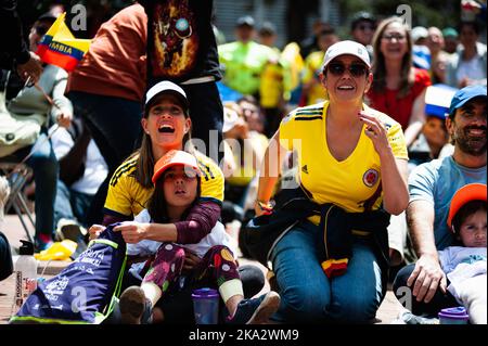 Les fans colombiens se rassemblent et réagissent à travers Bogota, Colombie pour assister à la finale entre la Colombie et l'Espagne pour la coupe du monde des femmes U-17, sur 30 octobre, 2 Banque D'Images