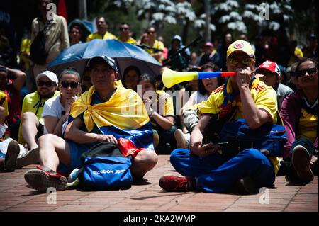 Les fans colombiens se rassemblent et réagissent à travers Bogota, Colombie pour assister à la finale entre la Colombie et l'Espagne pour la coupe du monde des femmes U-17, sur 30 octobre, 2 Banque D'Images