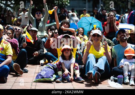 Les fans colombiens se rassemblent et réagissent à travers Bogota, Colombie pour assister à la finale entre la Colombie et l'Espagne pour la coupe du monde des femmes U-17, sur 30 octobre, 2 Banque D'Images