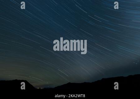 Une vue fascinante sur les pistes étoiles de la vallée de la mort, en Californie de l'est. Parfait pour un arrière-plan. Banque D'Images