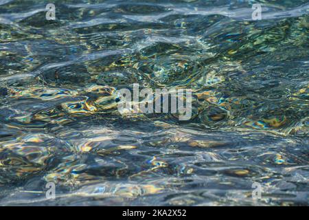 Arrière-plan abstrait, vue de l'estran déformée par le flux d'eau Banque D'Images