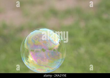 Un cliché peu profond d'une bulle de savon colorée Banque D'Images