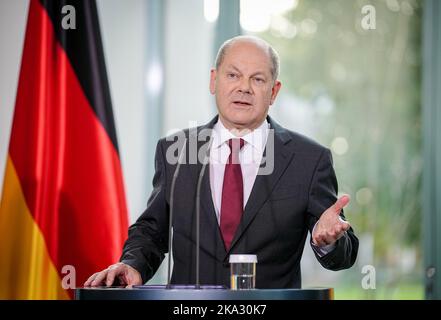 Berlin, Allemagne. 31st octobre 2022. Le Chancelier OLAF Scholz (SPD) donne une conférence de presse au Bureau du Chancelier après la troisième réunion de l'"action concertée". L'objectif des consultations entre syndicats, entreprises, universités et politiciens est d'atténuer l'inflation élevée et les pertes de revenus. Credit: Kay Nietfeld/dpa/Alay Live News Banque D'Images