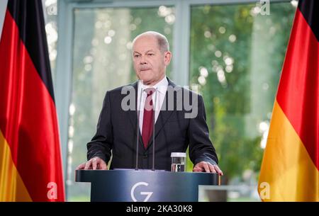 Berlin, Allemagne. 31st octobre 2022. Le Chancelier OLAF Scholz (SPD) donne une conférence de presse au Bureau du Chancelier après la troisième réunion de l'"action concertée". L'objectif des consultations entre syndicats, entreprises, universités et politiciens est d'atténuer l'inflation élevée et les pertes de revenus. Credit: Kay Nietfeld/dpa/Alay Live News Banque D'Images