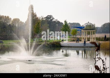 Beelitz, Allemagne. 31st octobre 2022. Vue sur l'étang du moulin avec la fontaine sur le terrain du State Horticultural Show. Le salon des jardins de Beelitz ferme ses portes après plus d'une demi-année. La ville de Wittenberge, dans la région de Prignitz, se prépare maintenant pour le prochain salon de jardin - il est prévu pour 2027. Credit: Monika Skolimowska/dpa/Alay Live News Banque D'Images