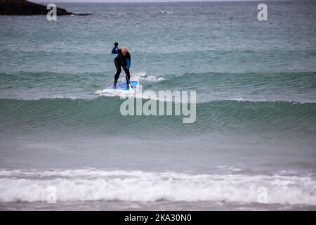 Portreath,Cornwall,31st octobre 2022,sur Halloween à Portreath, Cornwall. Les surfeurs ont apprécié de monter sur les vagues tandis que les familles ont apprécié de se promener le long de la plage et de marcher leurs chiens aussi. Les prévisions météorologiques sont pour 14C, les averses de pluie légères et les vents modérés pour le reste de la journée.Credit: Keith Larby/Alamy Live News Banque D'Images