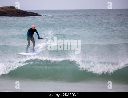 Portreath,Cornwall,31st octobre 2022,sur Halloween à Portreath, Cornwall. Les surfeurs ont apprécié de monter sur les vagues tandis que les familles ont apprécié de se promener le long de la plage et de marcher leurs chiens aussi. Les prévisions météorologiques sont pour 14C, les averses de pluie légères et les vents modérés pour le reste de la journée.Credit: Keith Larby/Alamy Live News Banque D'Images