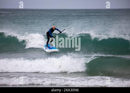 Portreath,Cornwall,31st octobre 2022,sur Halloween à Portreath, Cornwall. Les surfeurs ont apprécié de monter sur les vagues tandis que les familles ont apprécié de se promener le long de la plage et de marcher leurs chiens aussi. Les prévisions météorologiques sont pour 14C, les averses de pluie légères et les vents modérés pour le reste de la journée.Credit: Keith Larby/Alamy Live News Banque D'Images