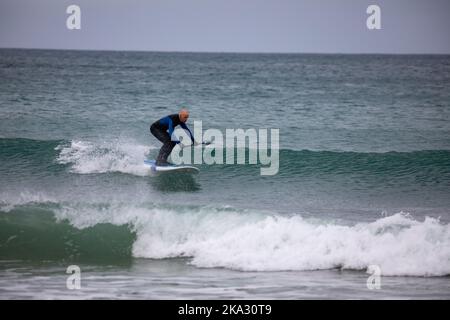 Portreath,Cornwall,31st octobre 2022,sur Halloween à Portreath, Cornwall. Les surfeurs ont apprécié de monter sur les vagues tandis que les familles ont apprécié de se promener le long de la plage et de marcher leurs chiens aussi. Les prévisions météorologiques sont pour 14C, les averses de pluie légères et les vents modérés pour le reste de la journée.Credit: Keith Larby/Alamy Live News Banque D'Images