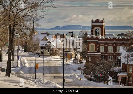 La rue enneigée de Thunder Bay, Ontario. Banque D'Images