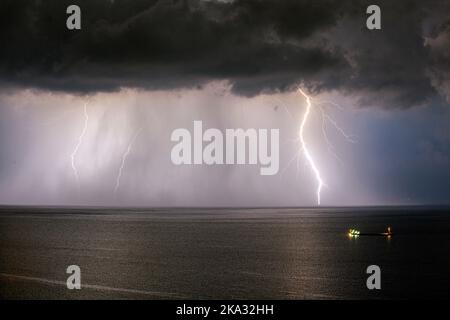 La foudre frappe la mer de Marmara au large de la côte de Tekirdag, en Turquie, par temps nuageux Banque D'Images