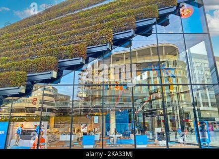 Düsseldorf (2), Allemagne - 9 octobre. 2022: Le climat amical de jardinage urbain avec triangle forme verre architecture bâtiment et roo en terrasse Banque D'Images