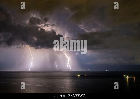 La foudre frappe la mer de Marmara au large de la côte de Tekirdag, en Turquie, par temps nuageux Banque D'Images