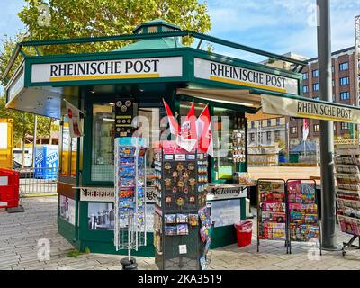 Düsseldorf (corneliusplatz), Allemagne - 9 octobre. 2022: Ancien kiosque de journaux polygonal allemand traditionnel d'époque pavillon Banque D'Images