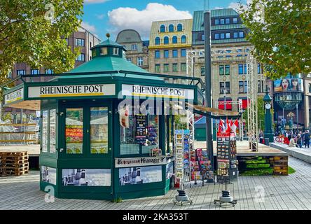 Düsseldorf (corneliusplatz), Allemagne - 9 octobre. 2022: Ancien kiosque de journaux polygonal allemand traditionnel d'époque pavillon Banque D'Images