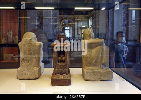 France, Paris, le Louvre ou le Musée du Louvre est le musée le plus visité au monde et un monument historique de Paris. Les visiteurs admirent la section égyptienne Banque D'Images