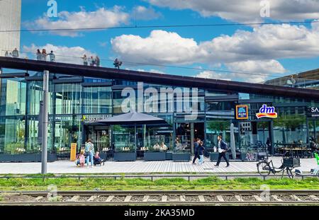 Düsseldorf (2), Allemagne - 9 octobre. 2022: Bâtiment moderne en verre futuriste avec café et boutiques Banque D'Images