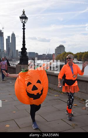 Ultrachlenge Hallowe'en Walk. Les marcheurs choisissent de 10k, semi-marathon à marathon complet et beaucoup de robe dans la robe fantaisie sinistre et de recueillir de l'argent pour chari Banque D'Images