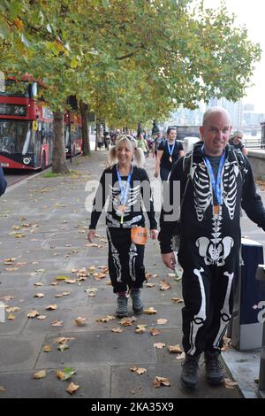 Ultrachlenge Hallowe'en Walk. Les marcheurs choisissent de 10k, semi-marathon à marathon complet et beaucoup de robe dans la robe fantaisie sinistre et de recueillir de l'argent pour chari Banque D'Images