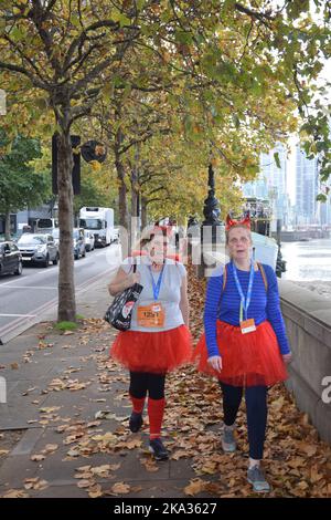 Ultrachlenge Hallowe'en Walk. Les marcheurs choisissent de 10k, semi-marathon à marathon complet et beaucoup de robe dans la robe fantaisie sinistre et de recueillir de l'argent pour chari Banque D'Images