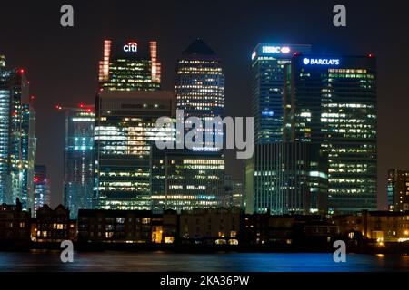 Une photo nocturne des bâtiments de Canary Wharf se reflète dans l'eau de Londres Banque D'Images