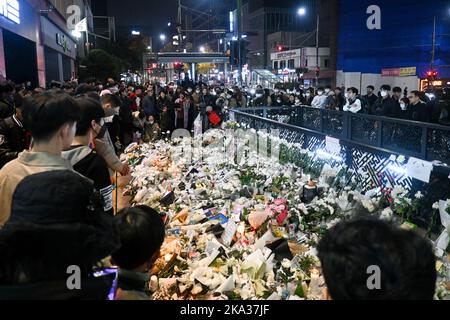 Séoul, Corée du Sud. 31st octobre 2022. Les mouneurs visitent un mémorial de fortune près du site d'une tragédie d'écrasement de la foule à Séoul, en Corée du Sud, lundi, 31 octobre 2022. L'incident a fait plus de 154 morts pendant les célébrations d'Halloween dans le quartier de la vie nocturne d'Itaewon. Photo de Thomas Maresca/UPI crédit: UPI/Alay Live News Banque D'Images