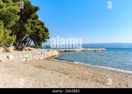 Une belle vue sur une plage de sable vide sur la côte de la mer Adriatique à Duce, Croatie Banque D'Images