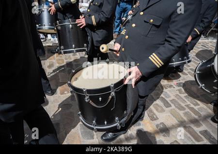 Les personnes portant des vêtements traditionnels aux couleurs vives prennent part à une parade de Pâques pendant la semaine Sainte ou le Santa de sémana à Cadix, Espagne Banque D'Images