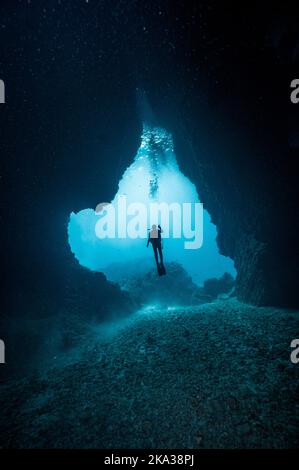 Plongeur explorant une grotte sous-marine dans la mer d'Andaman du Sud Banque D'Images