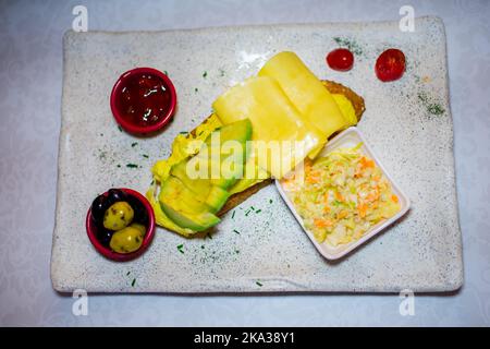 Crêpe remplie de poulet et une petite salade sur le côté Banque D'Images