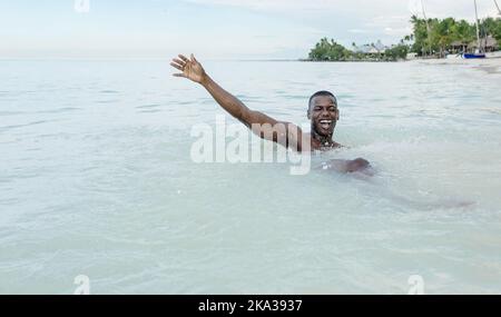 Homme afro-américain excité en mer Banque D'Images