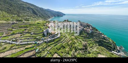 La ville de Corniglia offre une vue panoramique depuis la vue aérienne Banque D'Images