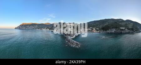 La côte de Monterrosso depuis la vue aérienne en panoramique Banque D'Images