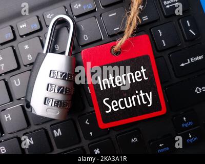Vue de dessus d'un cadenas et d'une planche en bois avec le mot sécurité Internet sur un clavier sans fil Banque D'Images