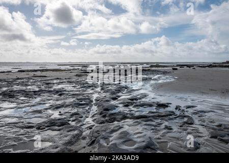 piscines de rochers sur une belle plage de sable déserte à Lyme Regis Dorset England Jurassic Coast Banque D'Images