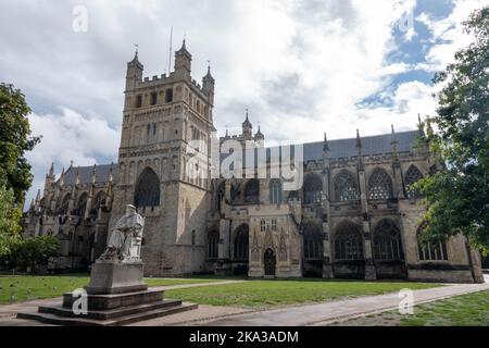 L'église de la cathédrale Saint-Pierre à Exeter Devon en Angleterre, un jour d'automne houleux Banque D'Images