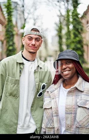 Portrait d'un heureux couple multiethnique dans la rue Banque D'Images