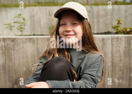 Bonne fille assise dans les escaliers de la rue Banque D'Images