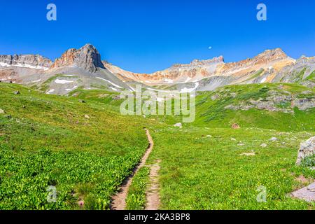 Fond d'écran paysage ouvert vue du champ de prairie d'herbe verte et sentier sentier chemin de randonnée vers le lac de glace près de Silverton, Colorado en août été avec bleu clair Banque D'Images